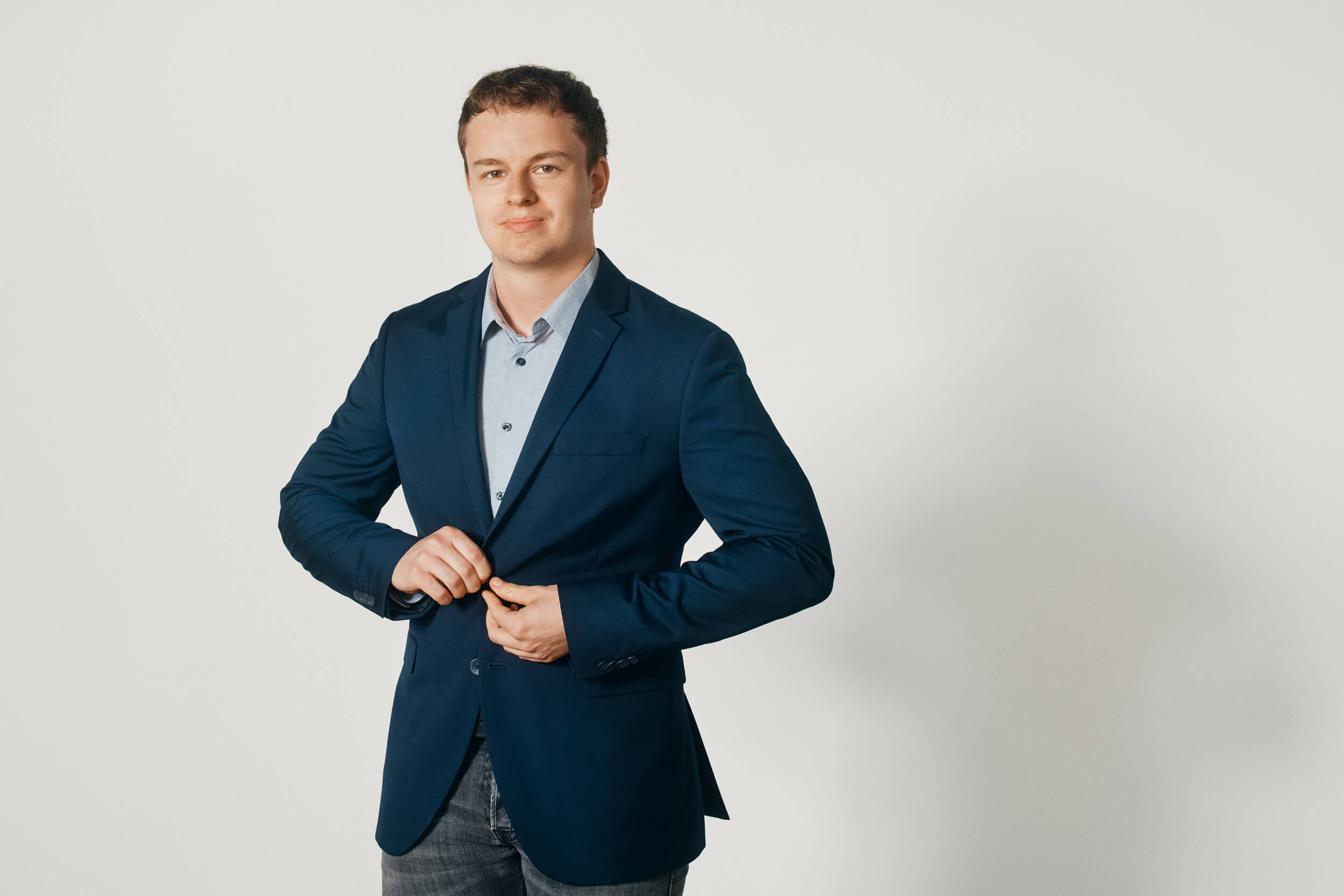Luca Kernbeis in blauem Anzug